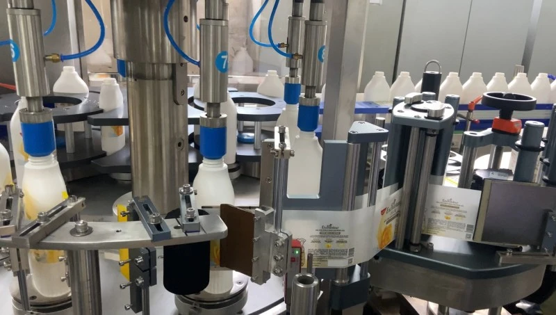 Rotary Self Adhesive Labeling Machine For Flat Bottles
